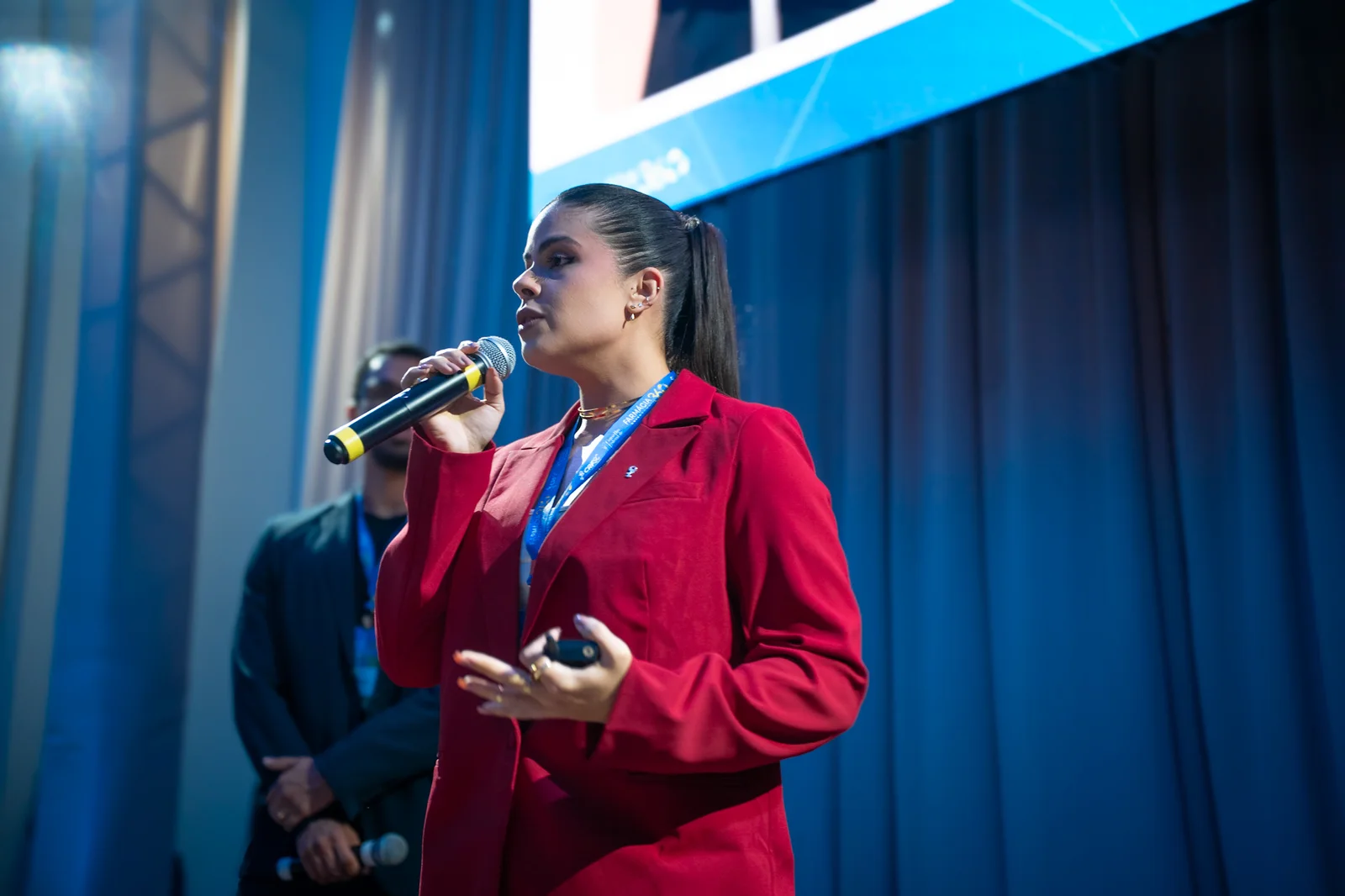 Bianca Balbino falando em um evento de farmácia em Balneário Camboriú