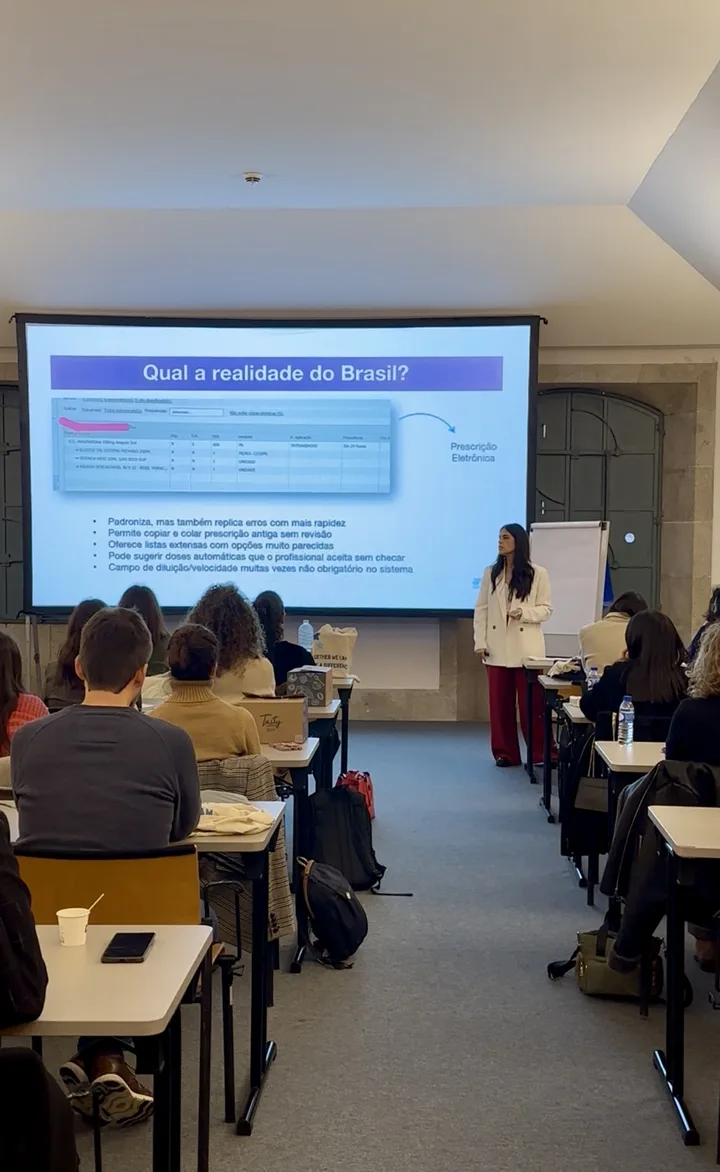 Bianca apresentando uma palestra em Portugal